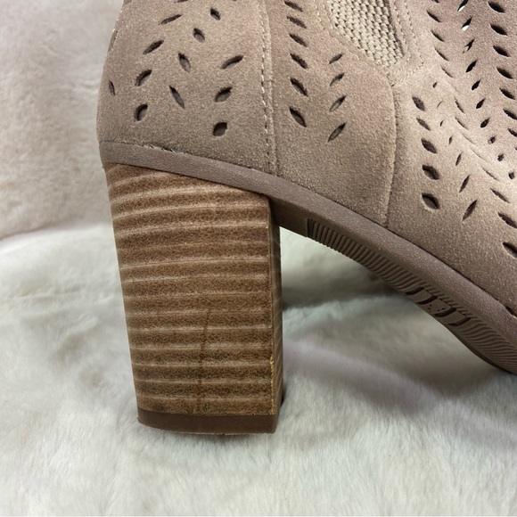 TOMS MAJORCA khaki suede cut out PEEP TOE BOOTIES. Size 9 - Picture 8 of 16